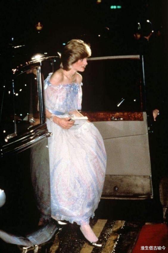 戴安娜|1982年，戴安娜挺孕肚和查尔斯热情拥吻好甜，15年后换成情人多迪