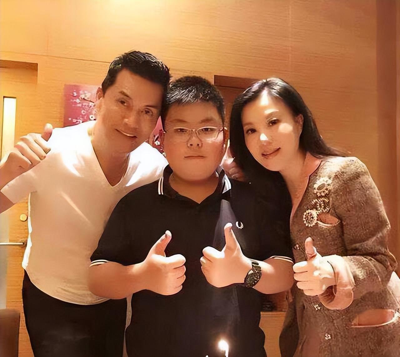 华晨宇|TVB知名老戏骨身价超十亿，接地气与妻子吃大排档逛市场