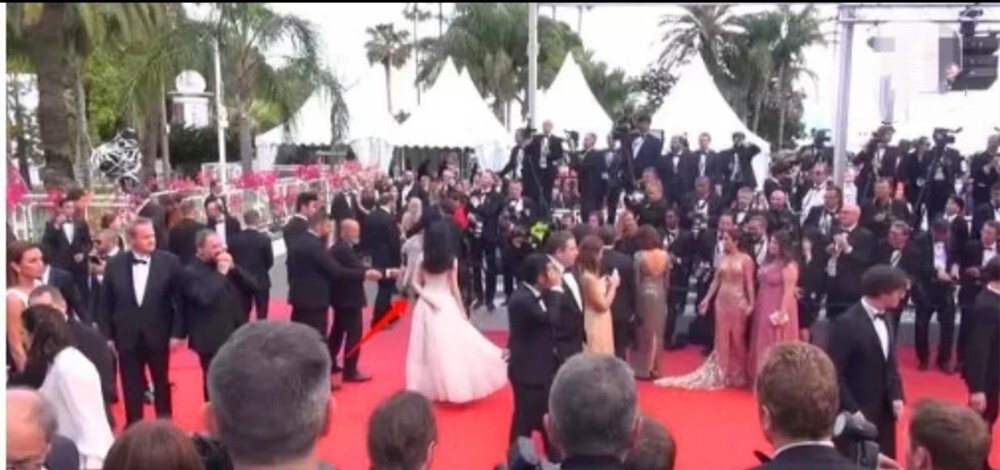 戛纳电影节|网红博主扎堆去戛纳并不奇怪,3万块就能走红毯