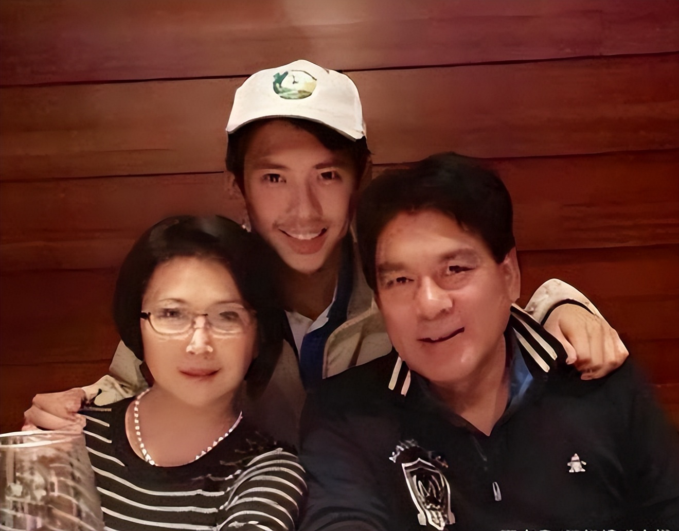 蹭朱一龙热度,把央视告上法庭,“私生活混乱”的朱时茂,不装了