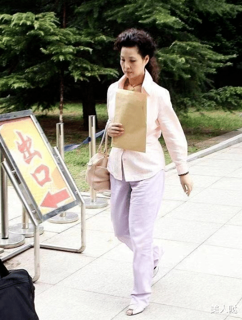 穿衣搭配 李双江小27岁娇妻老太快,近照脸颊下垂颧骨突兀,打扮青春却难掩大妈味