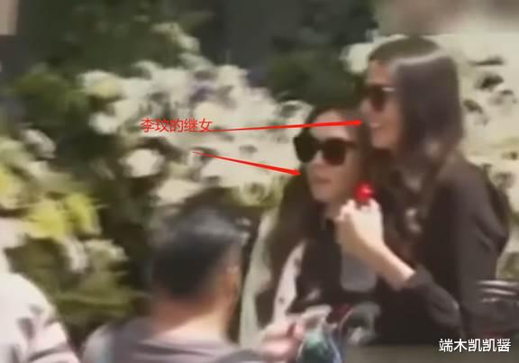 李玟追悼会现场：大姐频繁看手表，二姐发言偷笑，家人状态引争议