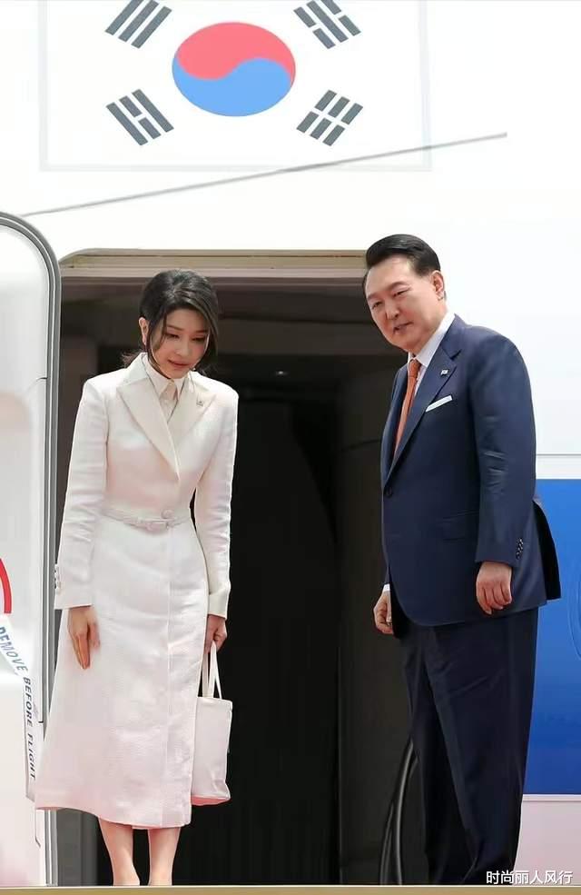 穿衣搭配 韩国第一夫人在立陶宛街头高调秀恩爱！打扮清纯笑容像初恋，超美