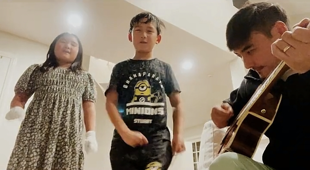 何洁|何洁晒一家五口,二婚老公对继子继女视如己出,俩女儿颜值差距大