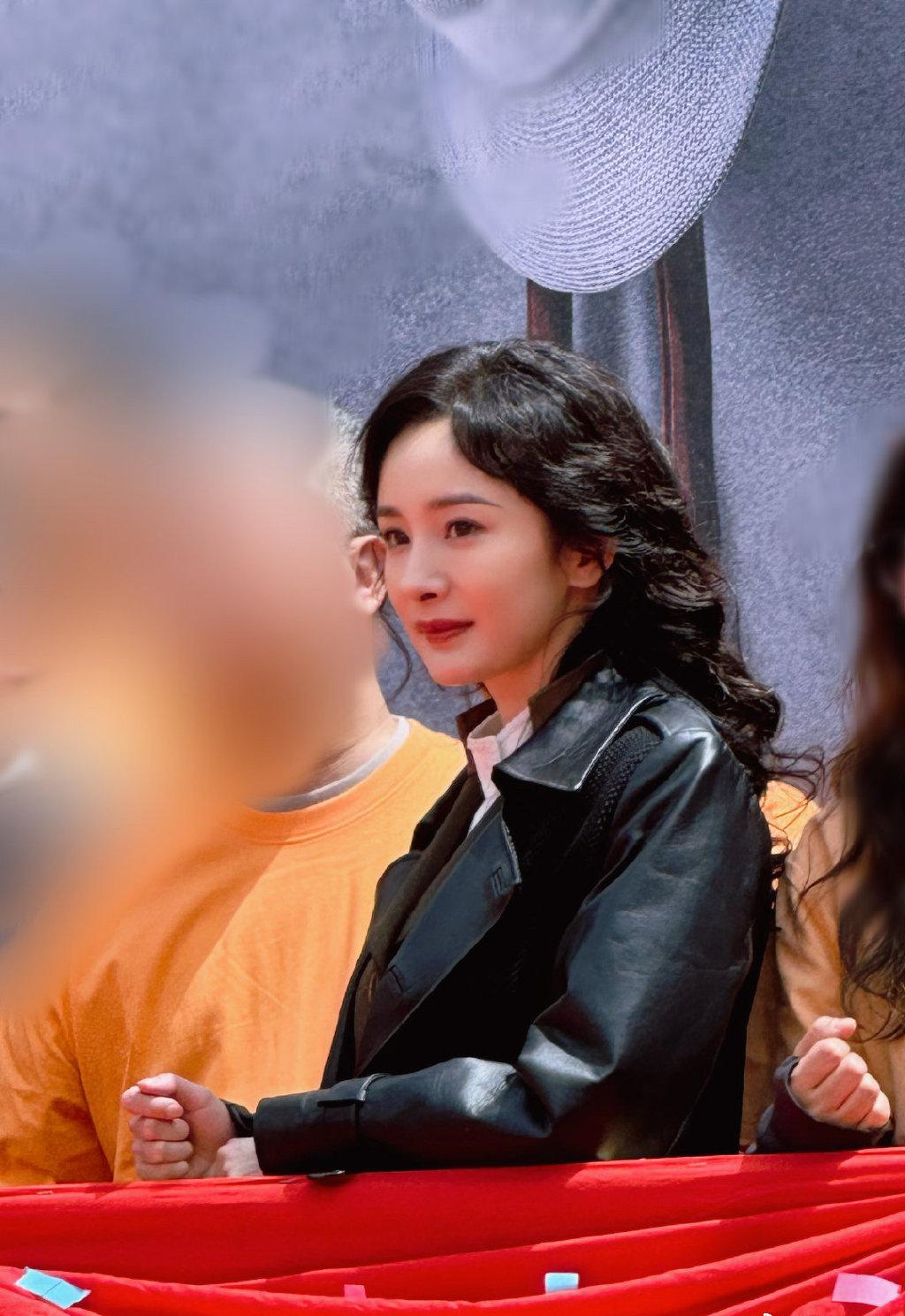 杨幂越来越“少女”了,就算烫了“大妈头”,也很减龄