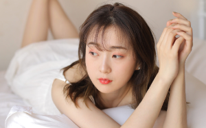 我是贺霖砚的贴身秘书，在和他接白月光的路上发生车祸，我的灵魂附到了他好兄弟身上，而身旁还睡着他的白月