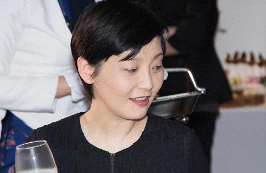 冯小刚病情反复恶化, 妻子泪崩坦言钱再多也没用, 已经放弃治疗!