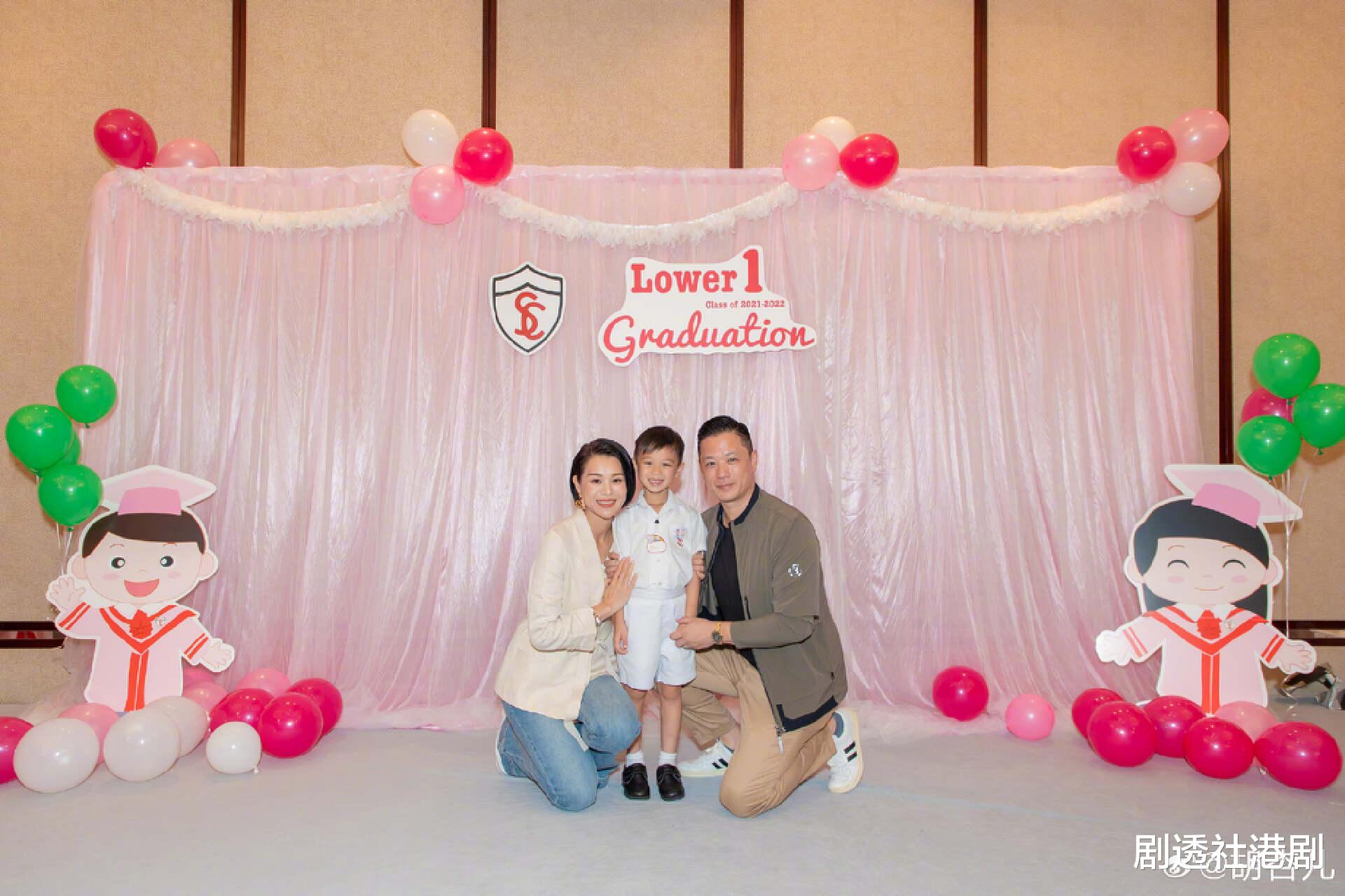 恭喜!TVB视后大儿子幼稚园毕业,身穿粉色毕业袍越长越可爱