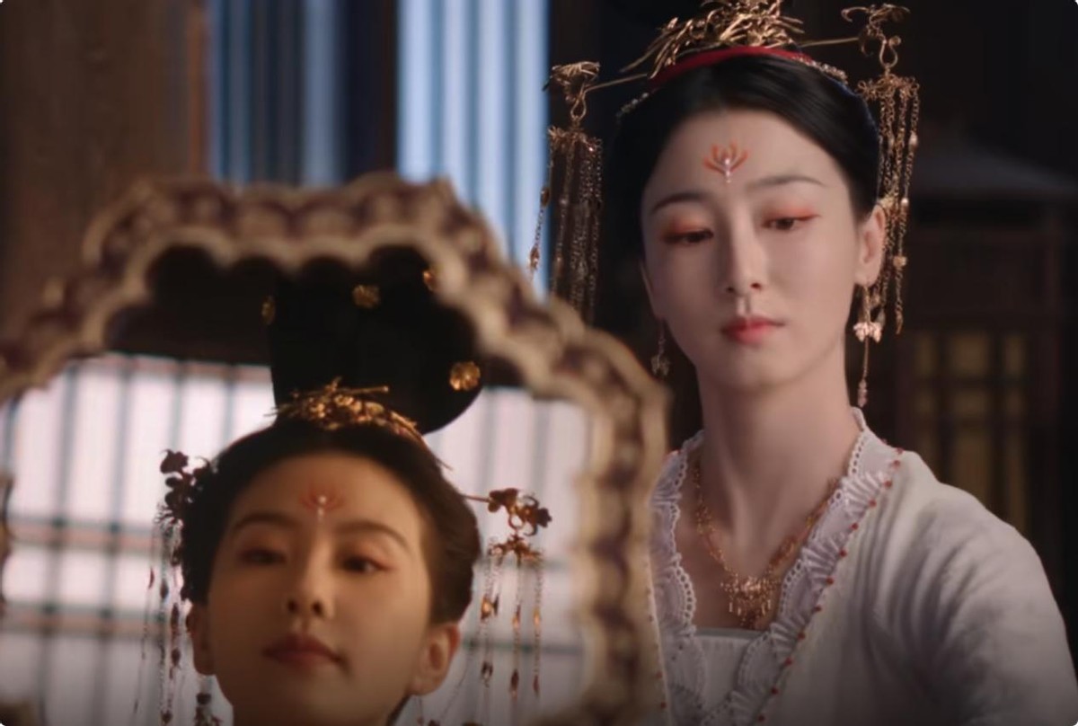 同样头饰繁琐,把刘诗诗和杨紫等人放一起看,女星审美差距出来了