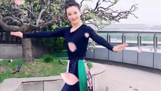 49岁王艳在2亿豪宅花园里跳舞，穿印花裙+扎丸子头，没野心照样美