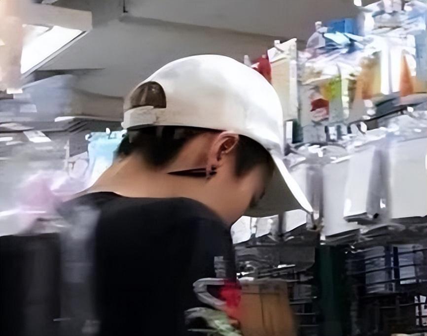 吴卓林|“小龙女”吴卓林加拿大罕露面,耳洞夸张很吓人,言行疑被控制