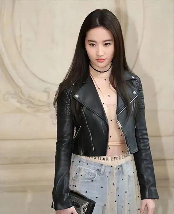 刘亦菲换了风格？这样的装扮出门，仙女形象顷刻间垮掉