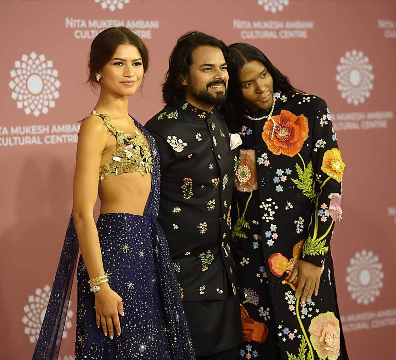 超模|印度首富太太走红毯太美！穿奢华纱丽有旺夫脸，曾花7个亿嫁女儿