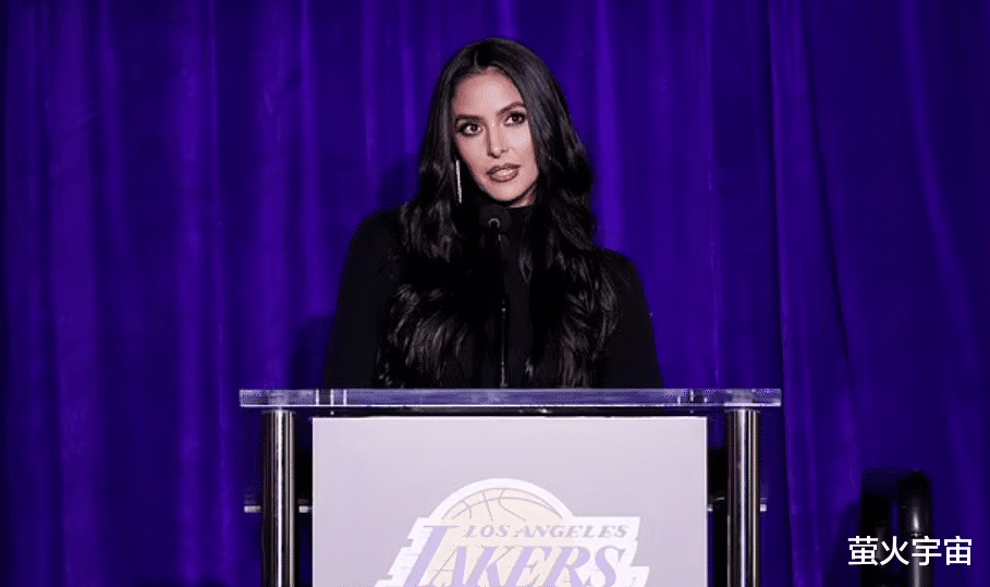 科比遗孀为已故球星雕像揭幕,42岁瓦妮莎瘦身后愈发明媚动人