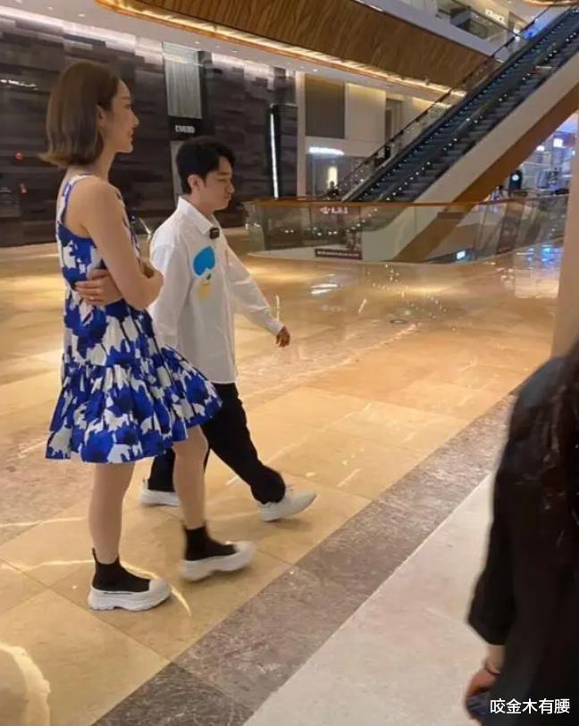 王祖蓝|王祖蓝夫妇逛商场被偶遇，前脚获赞恩爱甜蜜，后脚因个头被嘲不搭