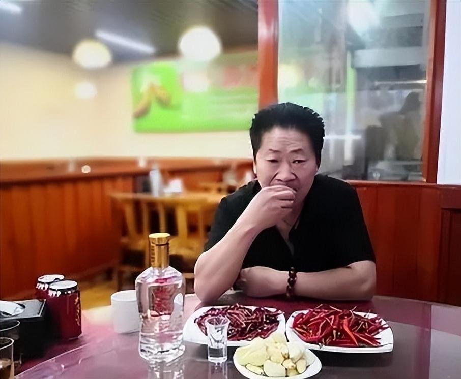 景甜|中国“辣王”李永志:5斤辣椒配白酒吃了38年,如今下场令人同情
