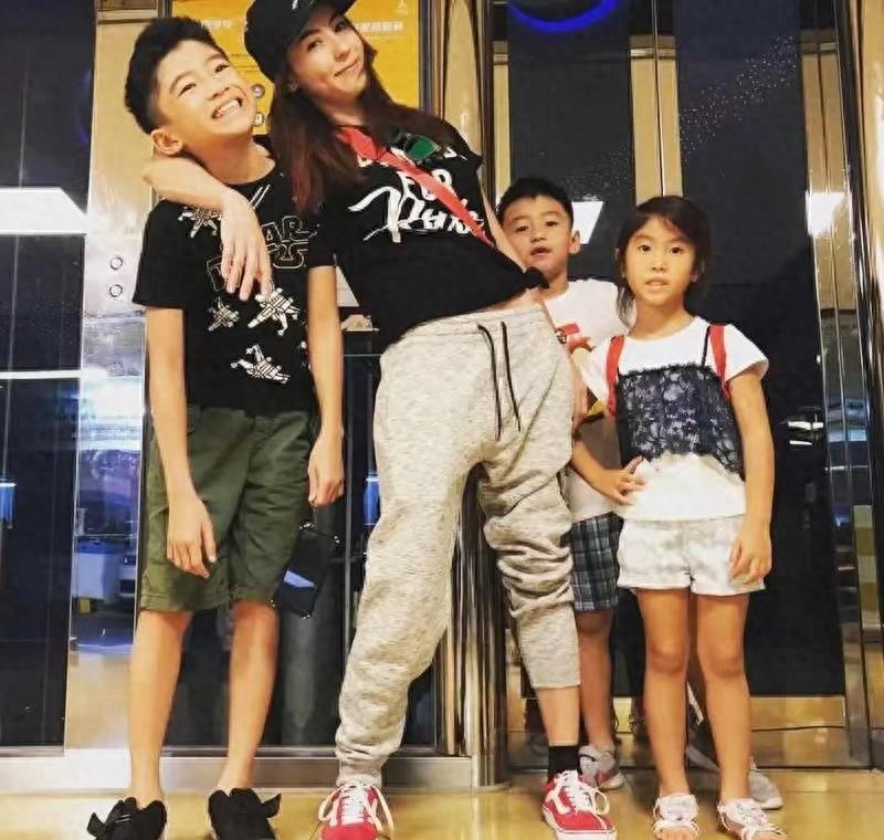 张柏芝孙东海泳池“约会”,黑色泳衣依旧性感,男方却无视三娃!