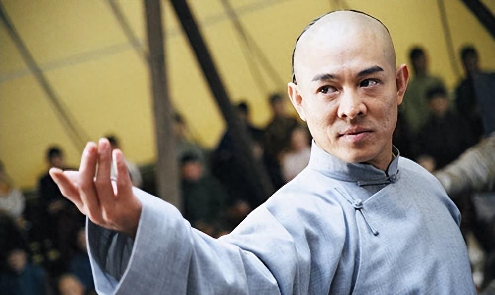 李连杰晒妻子近照,61岁利智衰老似老奶奶,反观前妻的状态依然优雅