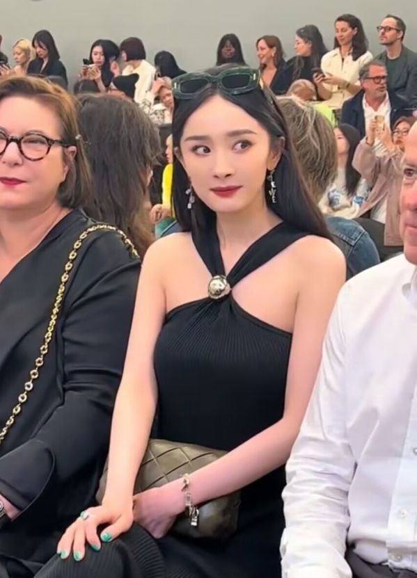 杨幂巴黎时装周近照翻车，泪沟法令纹太抢镜，生图暴露真实年龄