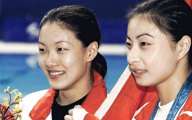 伏明霞|港媒曝伏明霞离婚且净身出户！百亿富商老公回应，结婚21年2儿1女