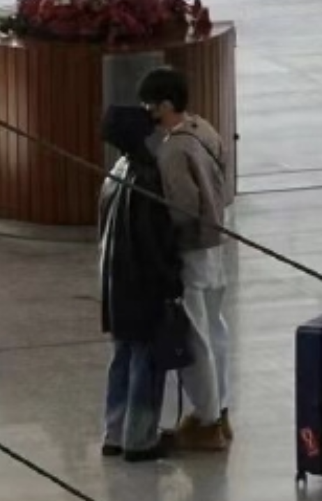 杨丞琳|李荣浩夫妇被偶遇,杨丞琳在高铁站台与老公吻别,甜蜜堪比偶像剧
