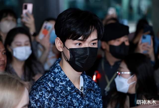 龚俊|龚俊抵达韩国人气爆棚,机场拥堵粉丝尖叫,多部剧曾在韩热播