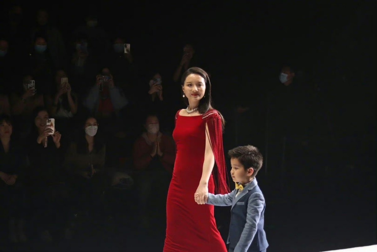 孙茜|《甄嬛传》孙茜带6岁儿子走秀！儿子穿西装超帅，母子合体太养眼