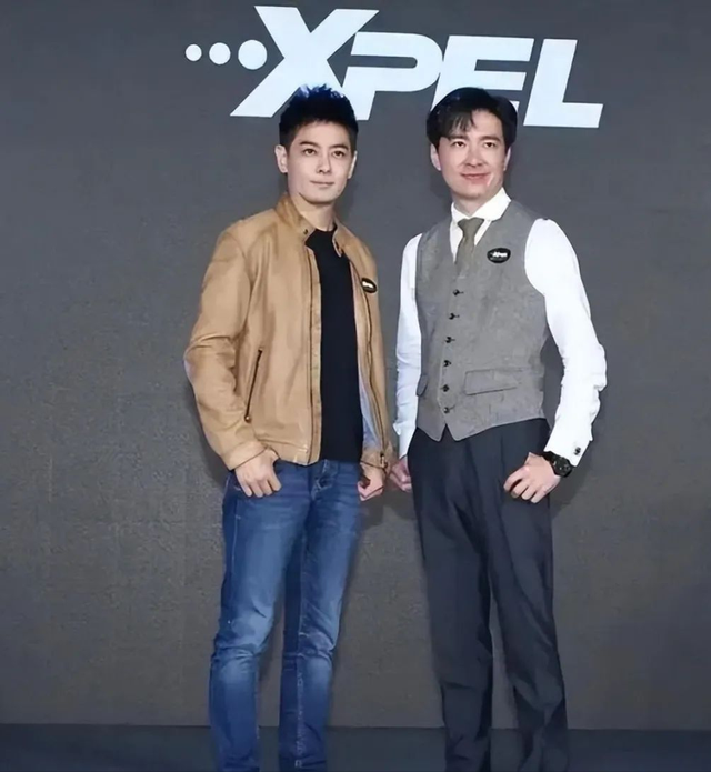 林志颖|林志颖再开挂!和亲弟同框似两代人,穿机车外套不像奶爸像小鲜肉