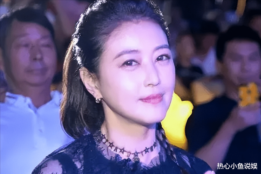 周海媚灵堂曝光，遗体被花海包围，大厅屏幕上播放她生前经典角色