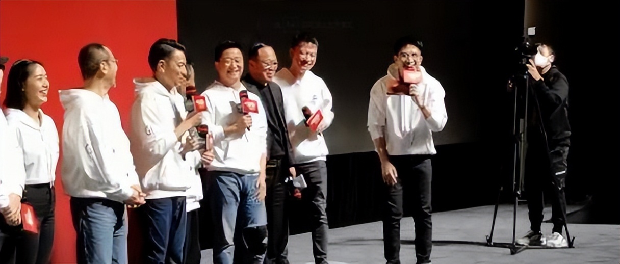 刘德华|吴京一家四口与刘德华合影，谢楠和小儿子吴虑追星成功