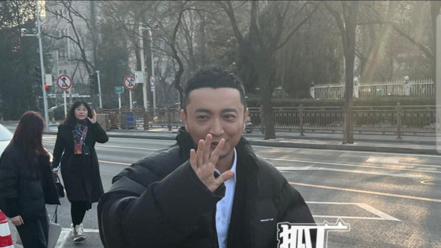 尼格买提·热合曼|尼格买提现身春晚彩排，微笑和网友打招呼，手拿两个手机很亮眼