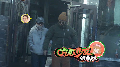 马思纯|马思纯张哲轩甜蜜外出，牵手弯臂搂肩互动亲密，二人感情稳定幸福洋溢