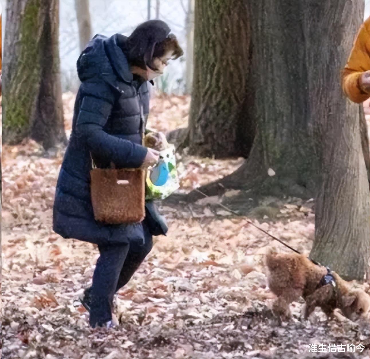 64岁山口百惠穿羽绒服身材臃肿,71岁三浦友和高大帅气,仍旧甜蜜