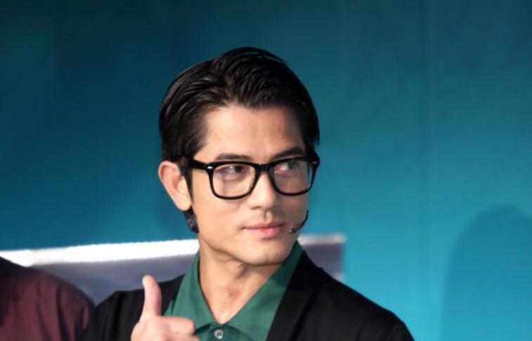 卖弄风情大秀身材，一度靠身体上位，被天王郭富城暗喻“破鞋”