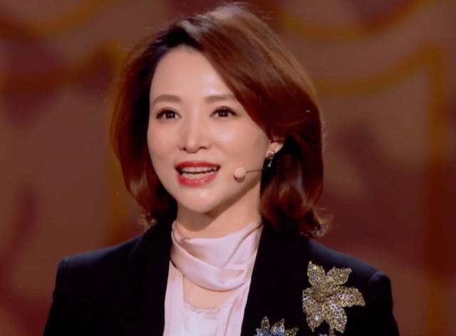 董卿|“央视一姐”董卿,为自己的“虚伪”付出了代价