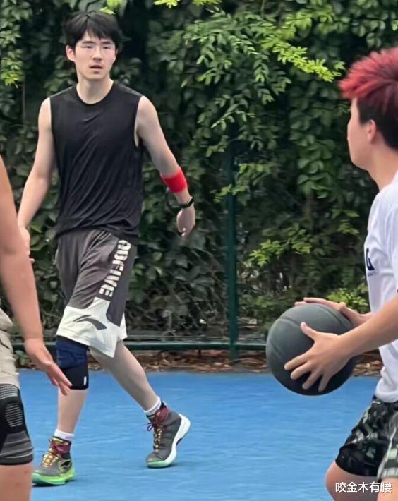 刘昊然38度高温天“打野球”，身材略显消瘦，打完骑摩托潇洒离开