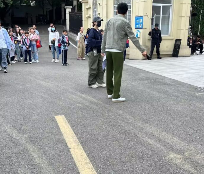 Angelababy|钟汉良秦岚新剧路透，男方身材高大颜值回春，路人视角被赞帅气