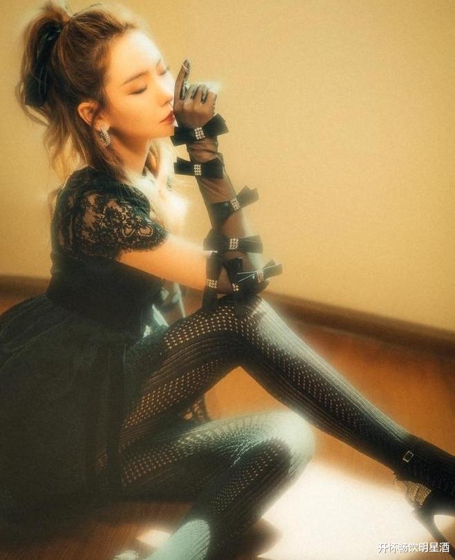 戚薇再现舞台美人,黑鱼丝袜搭配蕾丝连衣裙尽显王后气质!