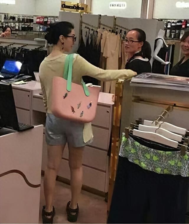 在秀场外拍到范冰冰,生图感叹她真美,皮肤细腻紧致比真实年龄小