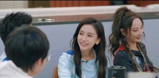 杨颖身份证名字引发争议，德国血统遭质疑，父亲照片引发印度人猜测