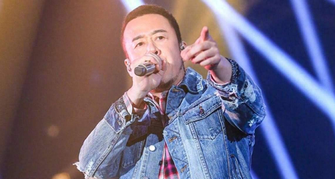 那英私人聚会曝光,手夹香烟稳坐C位,一旁的杨坤身边美女环绕抢镜