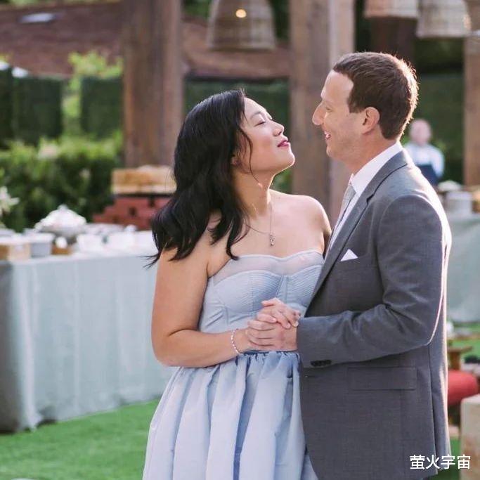 扎克伯格晒全家福，苗裔爱妻产后4个月终露面，发福明显坚持纯素颜