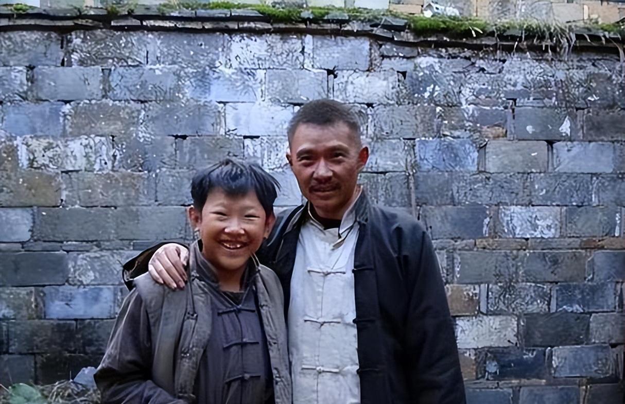 演员侯祥：9岁停止发育，38岁身高不到1米6，和妻子同框像极母子