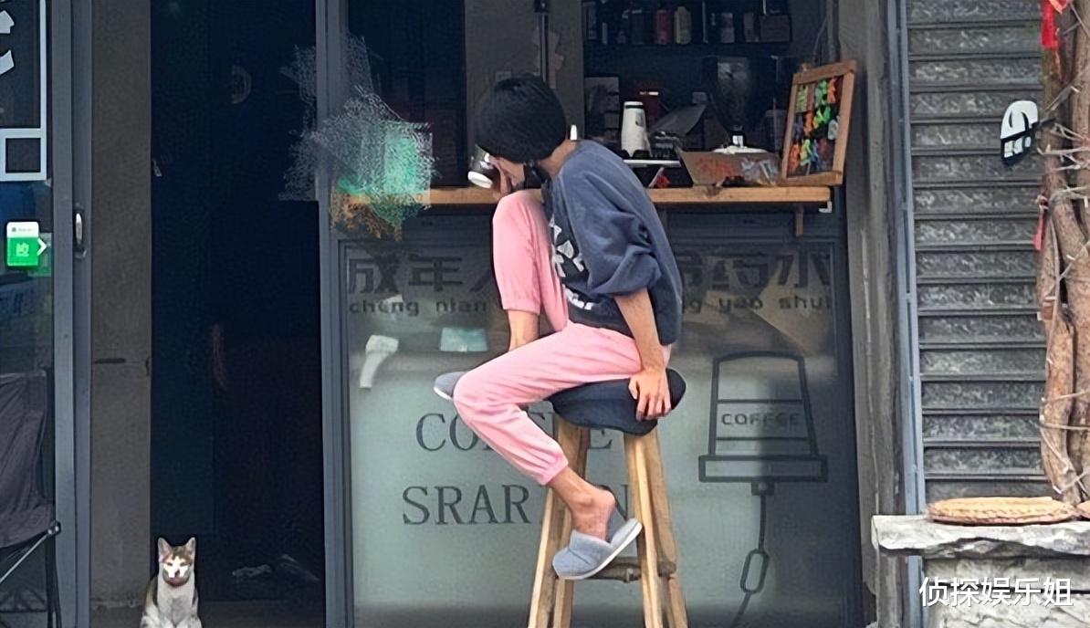马伊琍|46岁马伊琍街边喝咖啡，穿拖鞋逗猫咪无明星包袱，打扮坐姿超随性