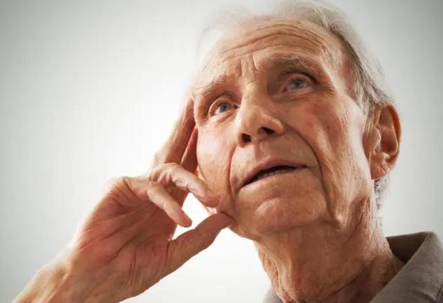 老年痴呆的“祸根”被揪出，医生：若有这2个习惯，劝你最好改掉