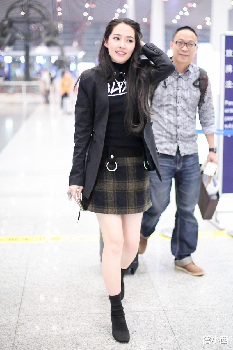 向太儿媳郭碧婷真没野心!穿大衣配阔腿裤走机场,头发凌乱照样美