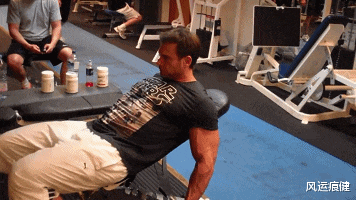 如何塑造肱二头肌肌峰?