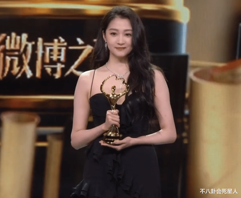 杨紫|真正的厮杀!42位女星比美盛事,85花同框,杨紫热巴争艳,好刺激