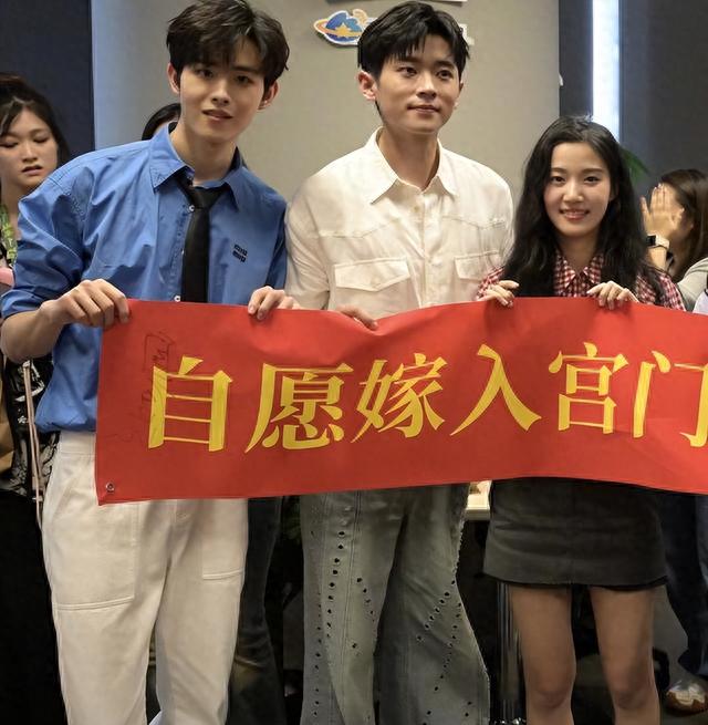 离开了角色滤镜之后的卢昱晓,原来长这样,和想象中差距太大