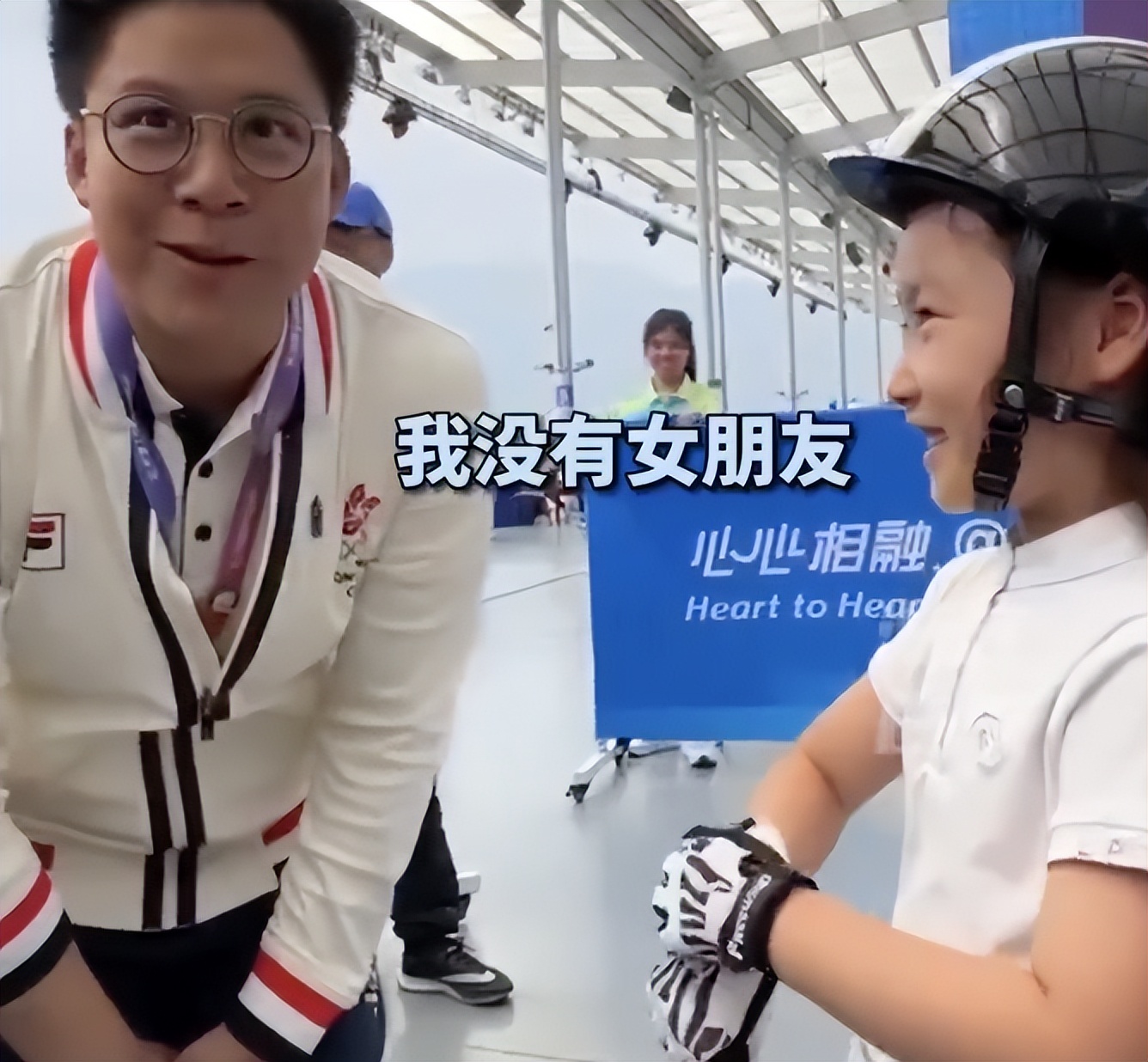 霍启刚被萌娃夸女朋友很厉害，慌张解释：说清楚不是女朋友是太太